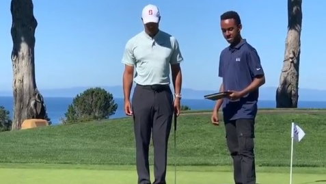 Tiger Woods holes putt with TGR mentee without using his hands!