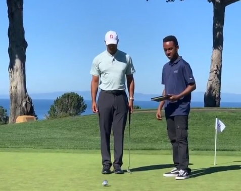 Tiger Woods holes putt with TGR mentee without using his hands!