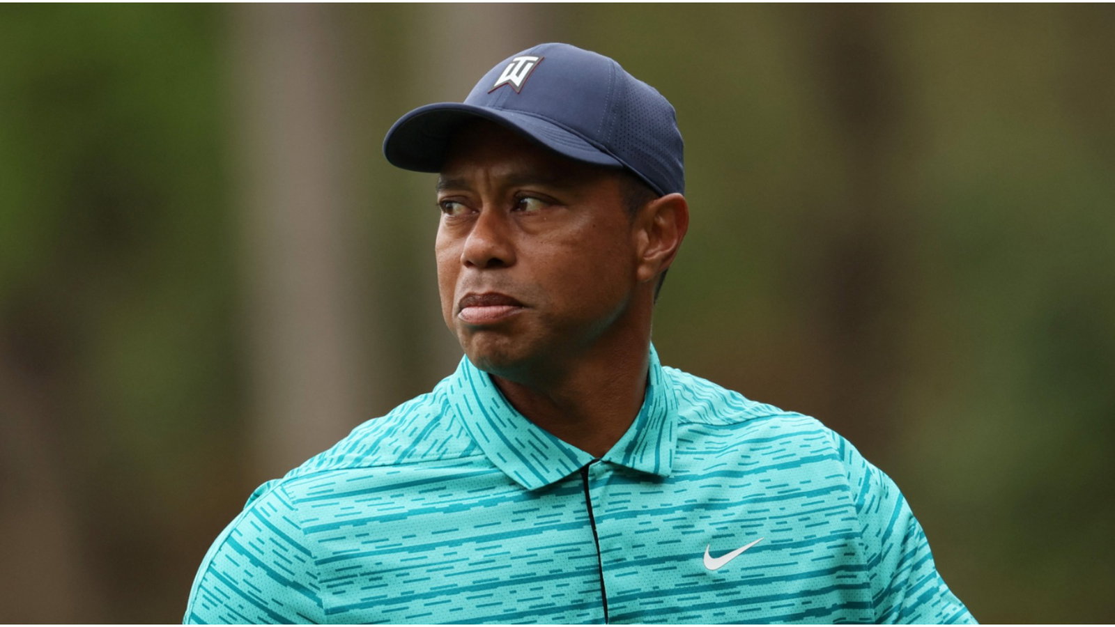 Tiger Woods putts birdie attempt into bunker en route to R2 70 in Albany