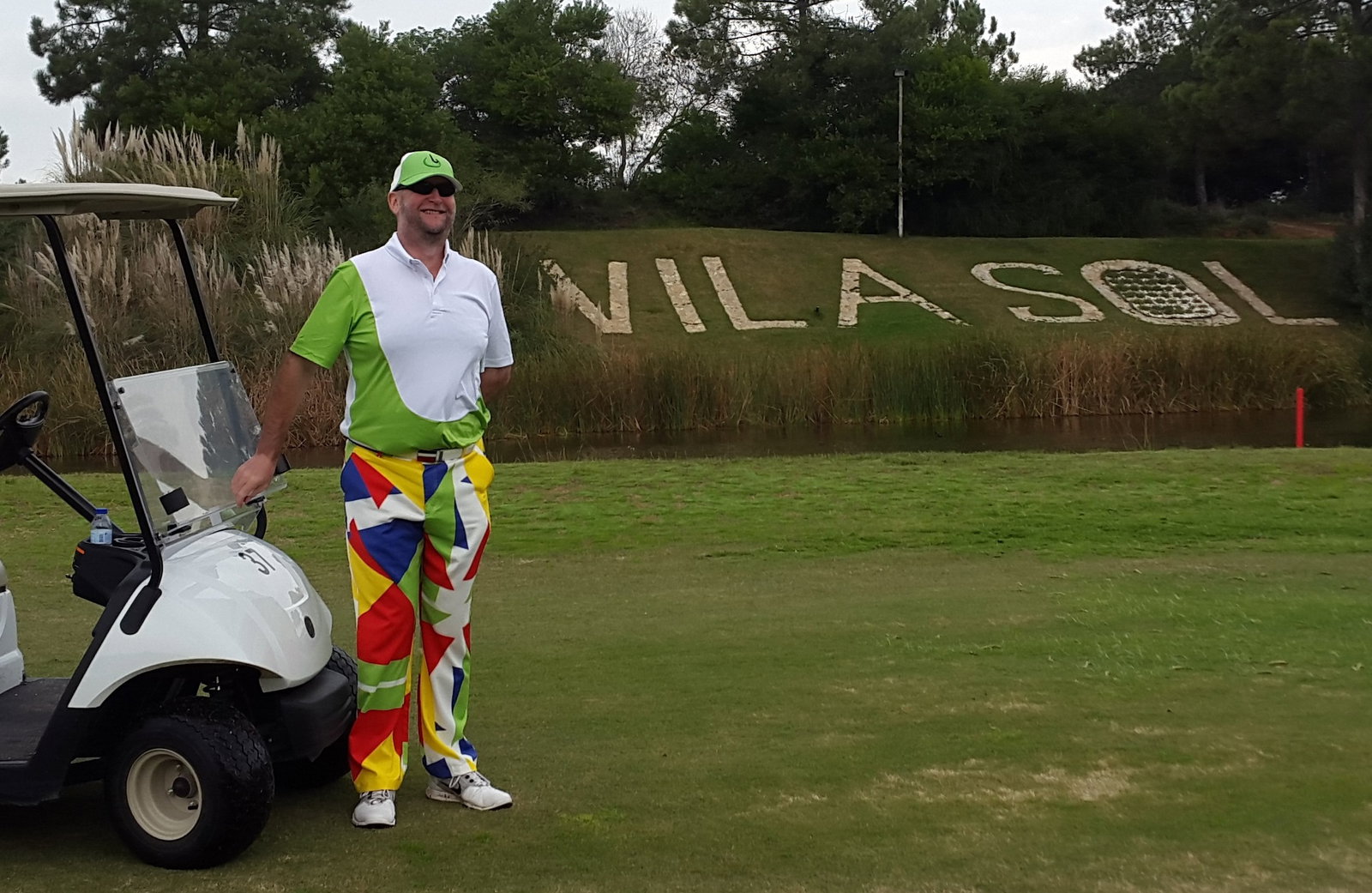 WATCH: golfer plays from frozen lake...and epically fails