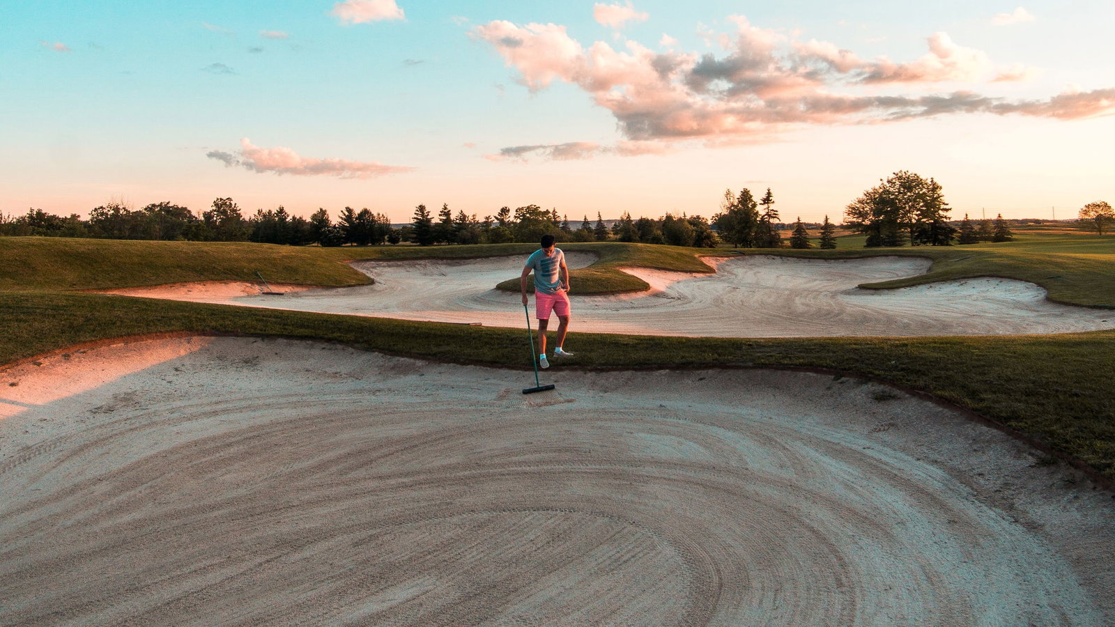 Golfer takes MORE THAN 10 SHOTS in epic bunker fail