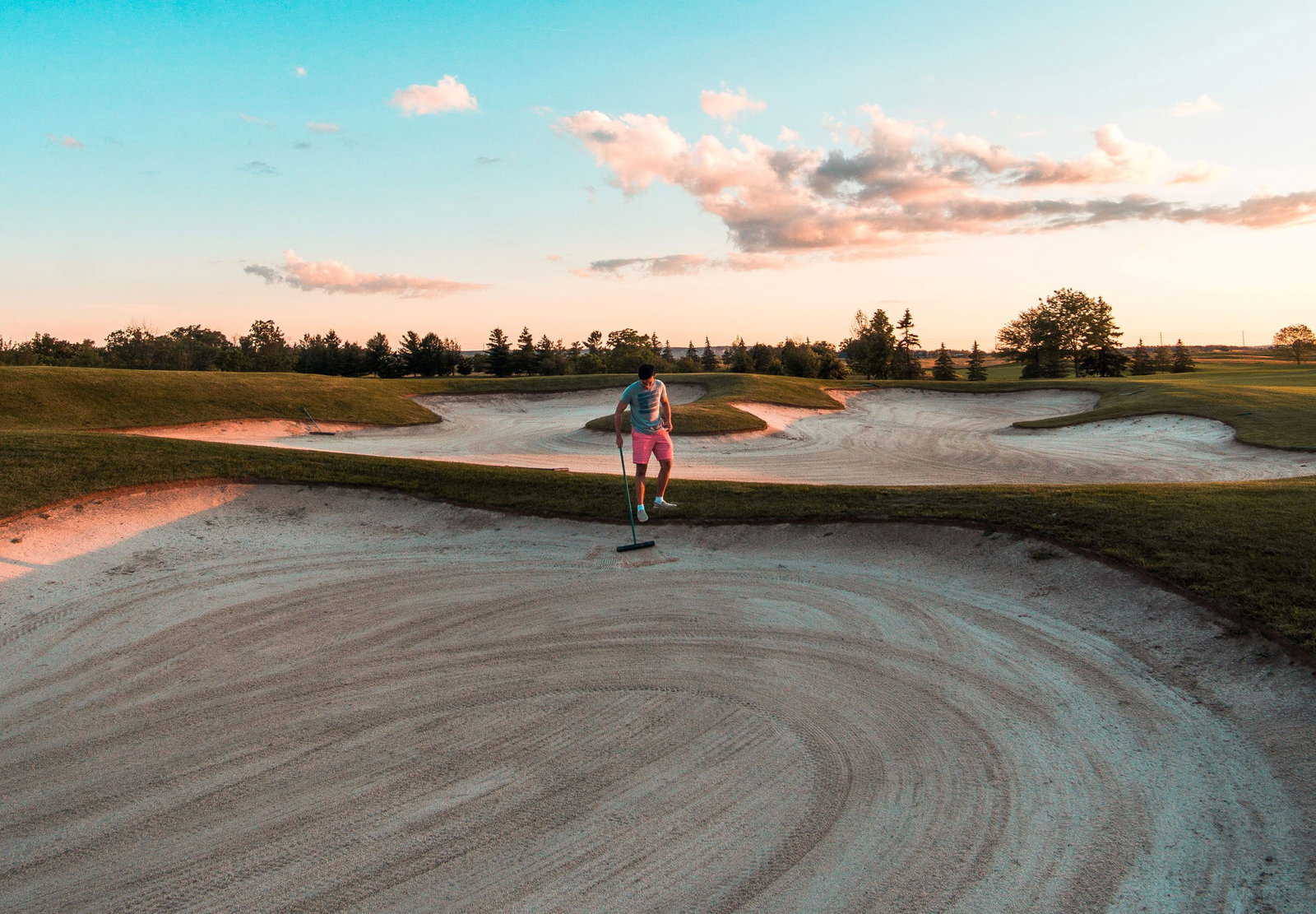 Golfer takes MORE THAN 10 SHOTS in epic bunker fail