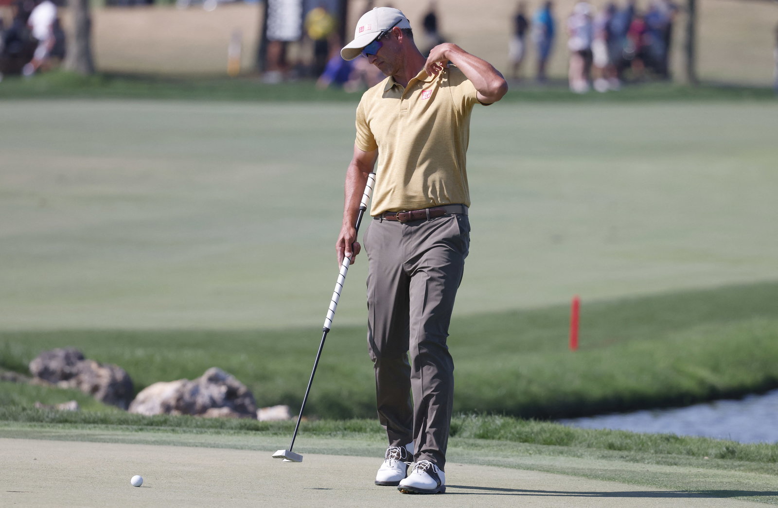 WATCH: Adam Scott brings out beige jumper again, swaps putters with DJ
