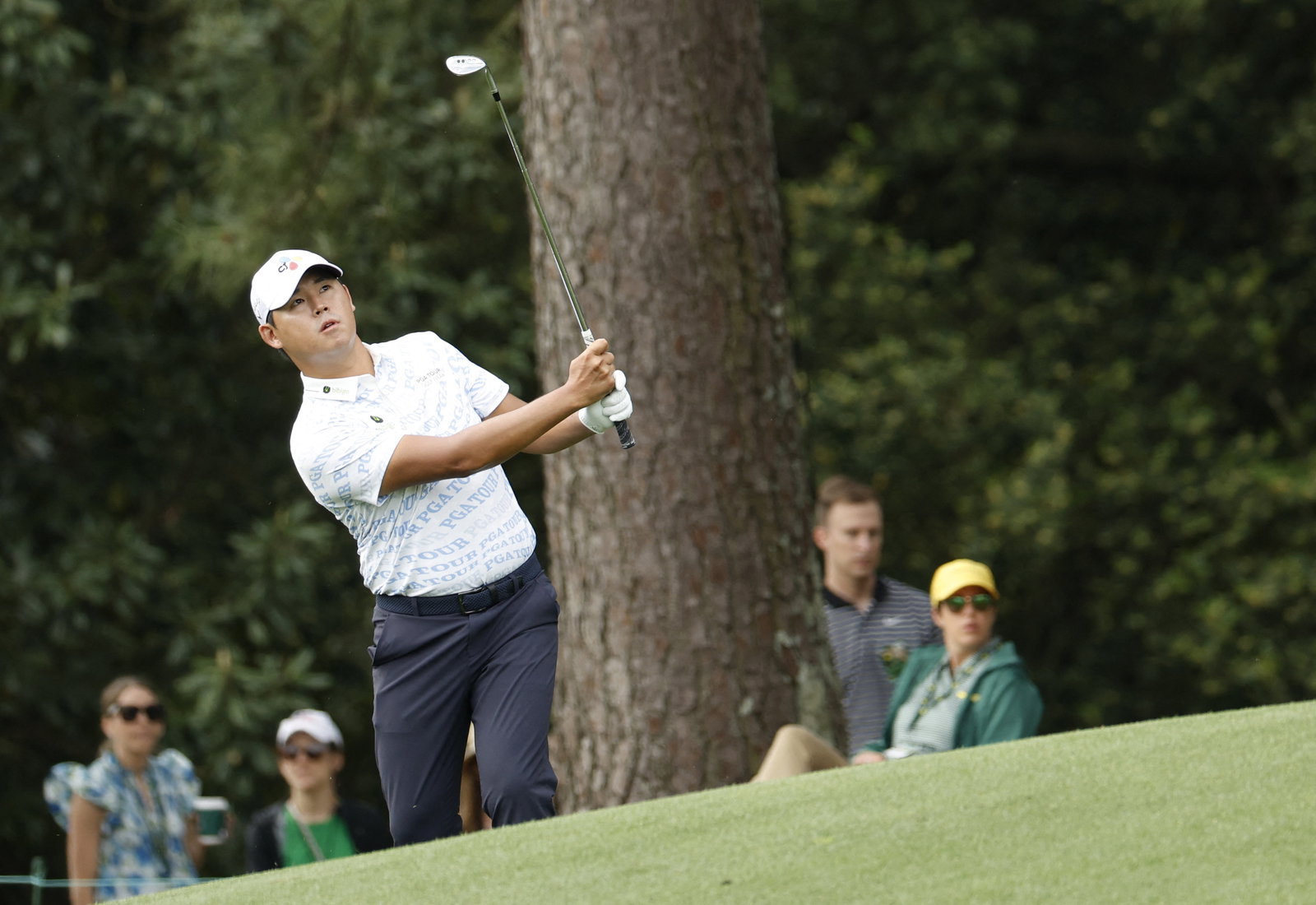 Si Woo Kim wears very loud PGA Tour shirt in front of Phil Mickelson at Masters