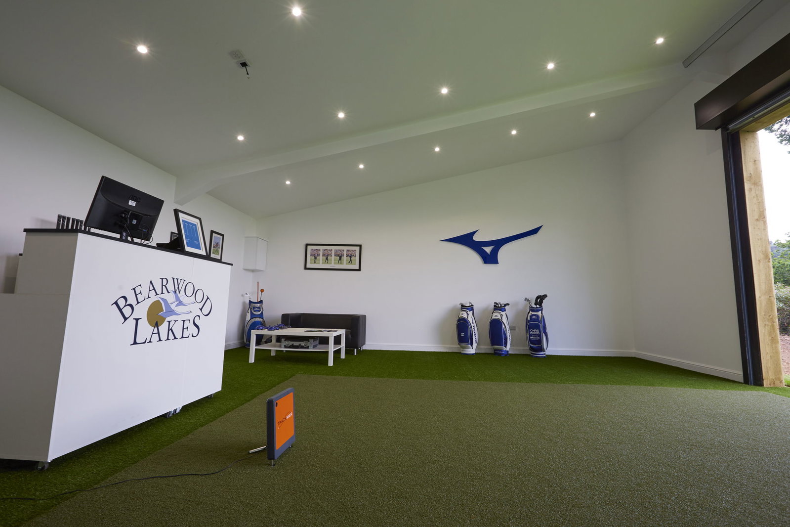 Mizuno unveil new fitting centre at Bearwood Lakes